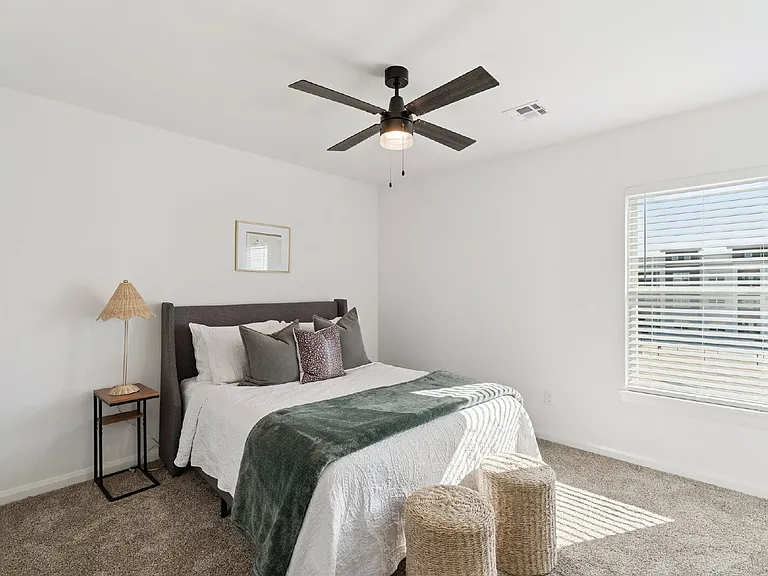 2410 W Charleston St — Photo 44