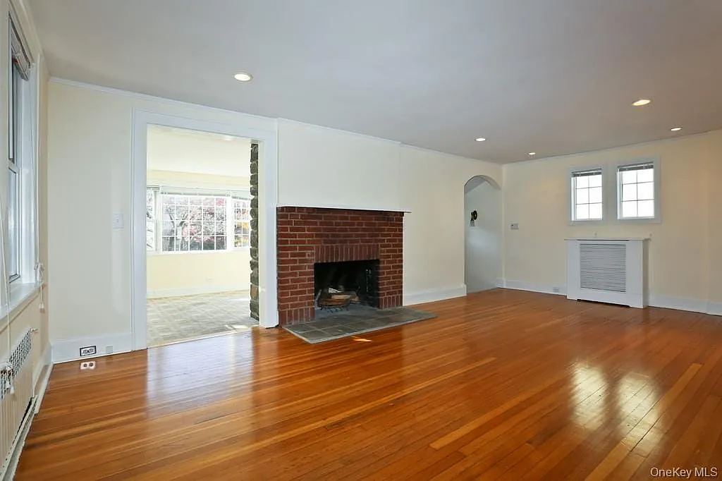 Building Photo - 215 Maple Ave