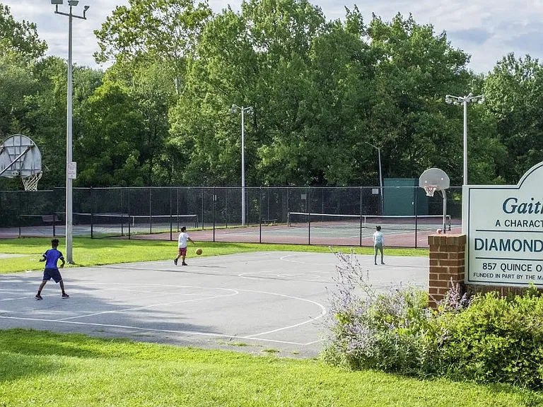 Tennis Court in Diamond Farm neighborhood
