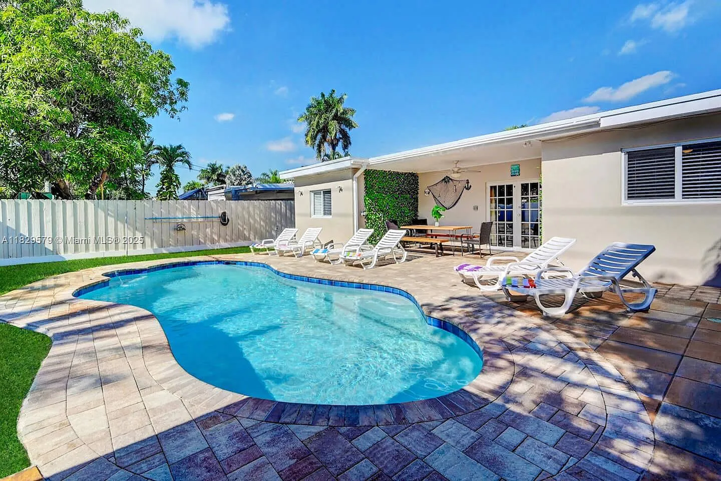 Hollywood Lakes Section — Photo 1