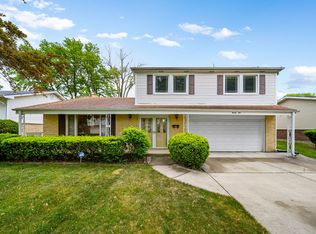 91 Ambleside Rd, Des Plaines, IL 60016