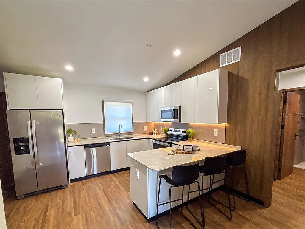 3 bed, 2.0 bath, 1036 sqft, $1,790 — Photo 3