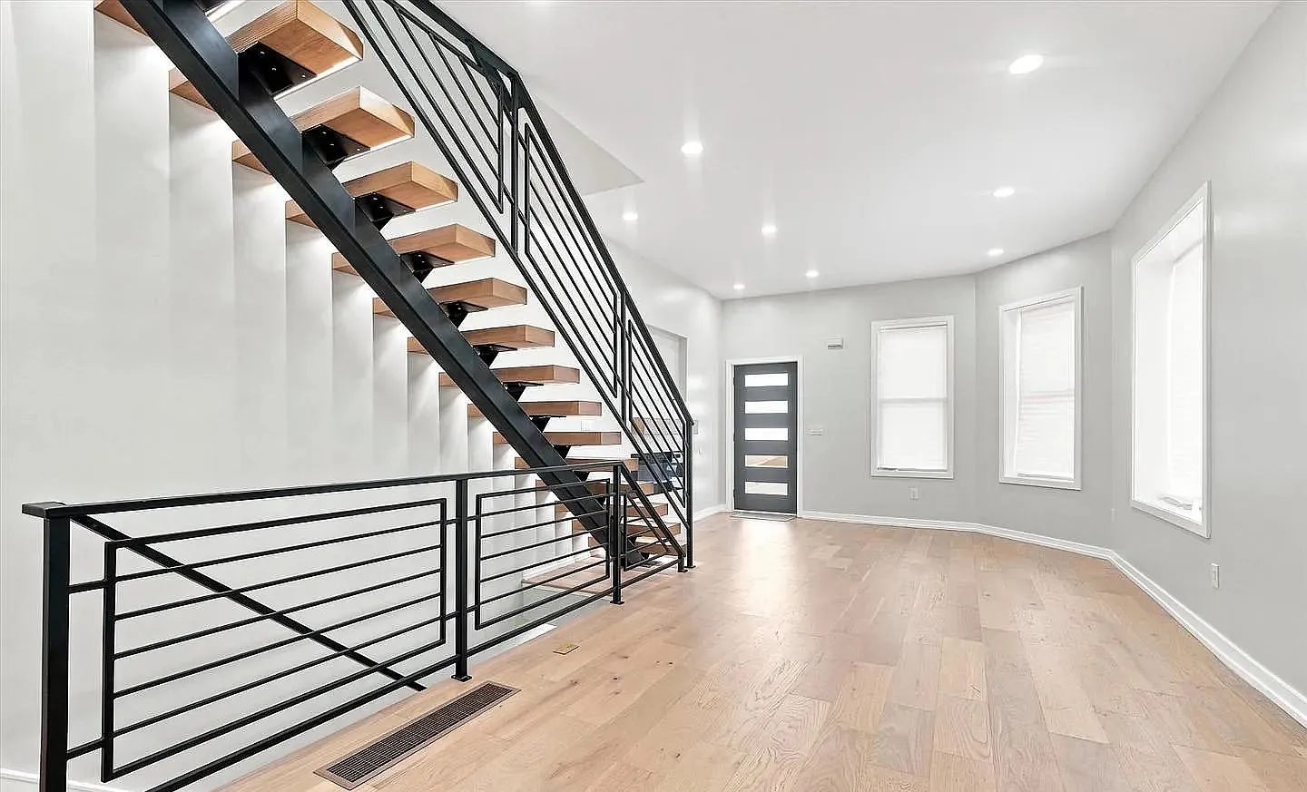 4 bed, 1964 sqft, $3,200 — Photo 4