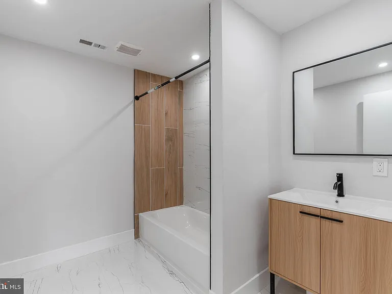 4522 Baker St #2 — Photo 9