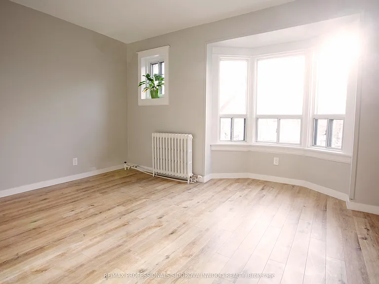2088 Dundas St W — Photo 9