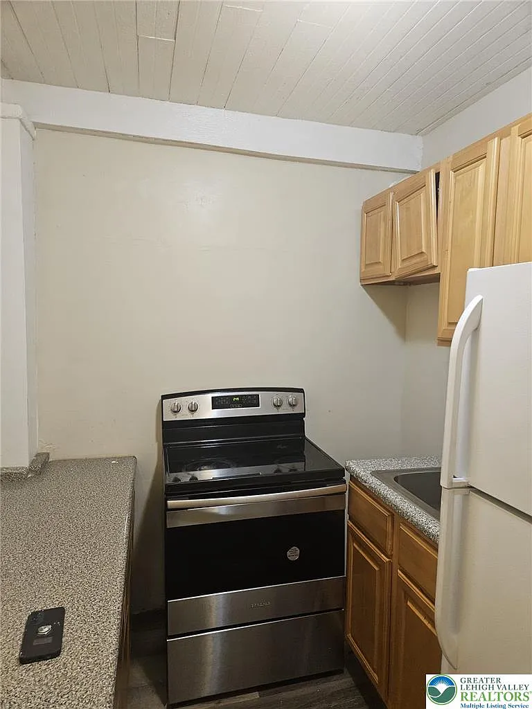 3 bed, 1.0 bath, 900 sqft, $1,650 — Photo 3