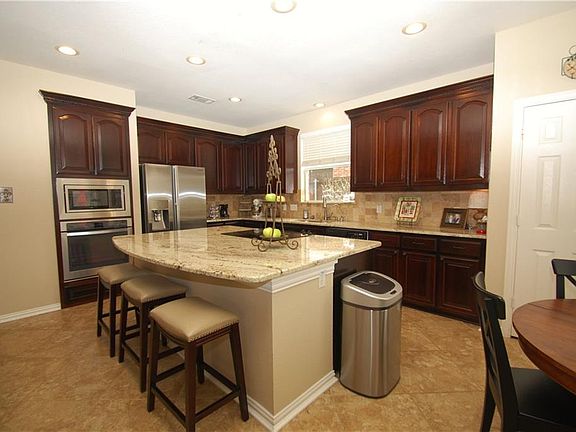 4th image of 2104 Whitney Ln