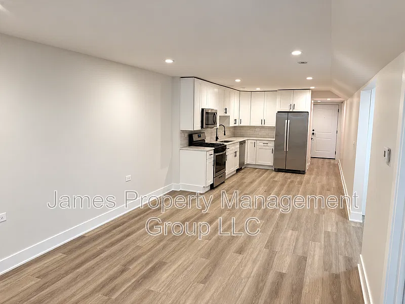 3 bed, 2.0 bath, 2500 sqft, $2,350 — Photo 4