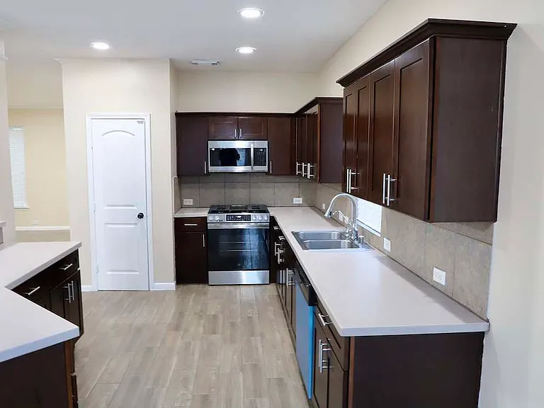 7407 Saxon Hill Ln — Photo 3