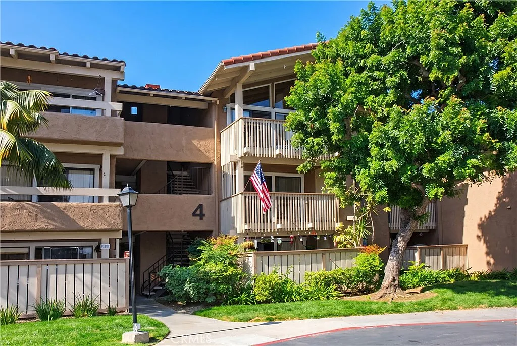 2 bed, 1037 sqft, $3,200 — Photo 2