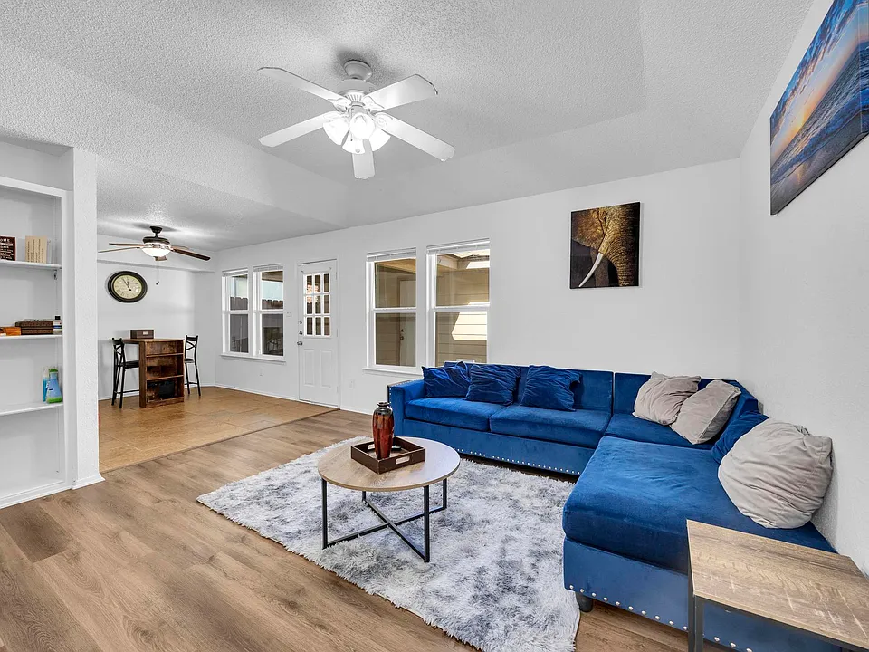 2703 Sunny Ln