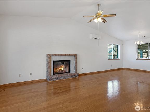 4th image of 11920 4th Avenue E