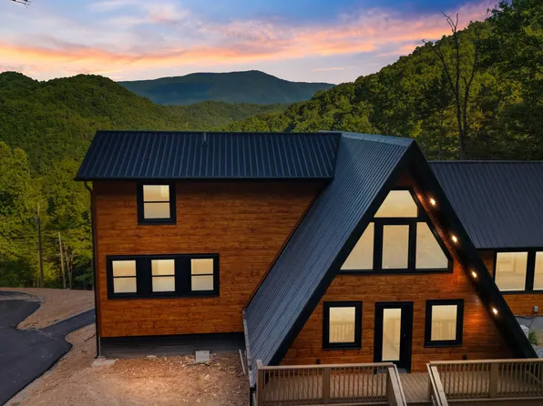 2715 Pine Crest Ln, Sevierville, TN 37862