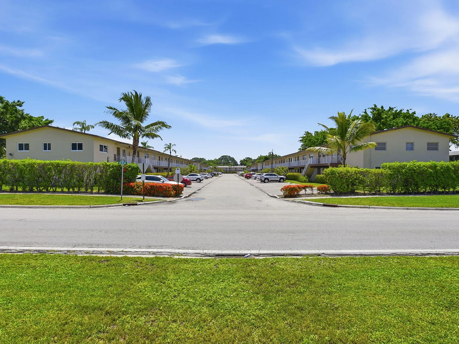 2 bed, 2.0 bath, 990 sqft, $1,800 — Photo 2