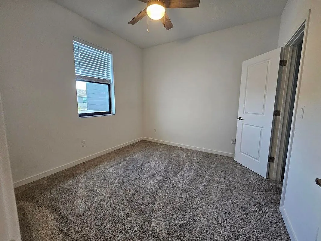 3 bed, 3.0 bath, 2727 sqft, $3,250 — Photo 4