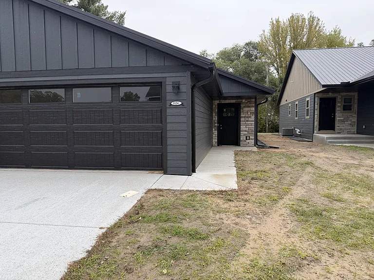 1124 Garfield Ave — Photo 4