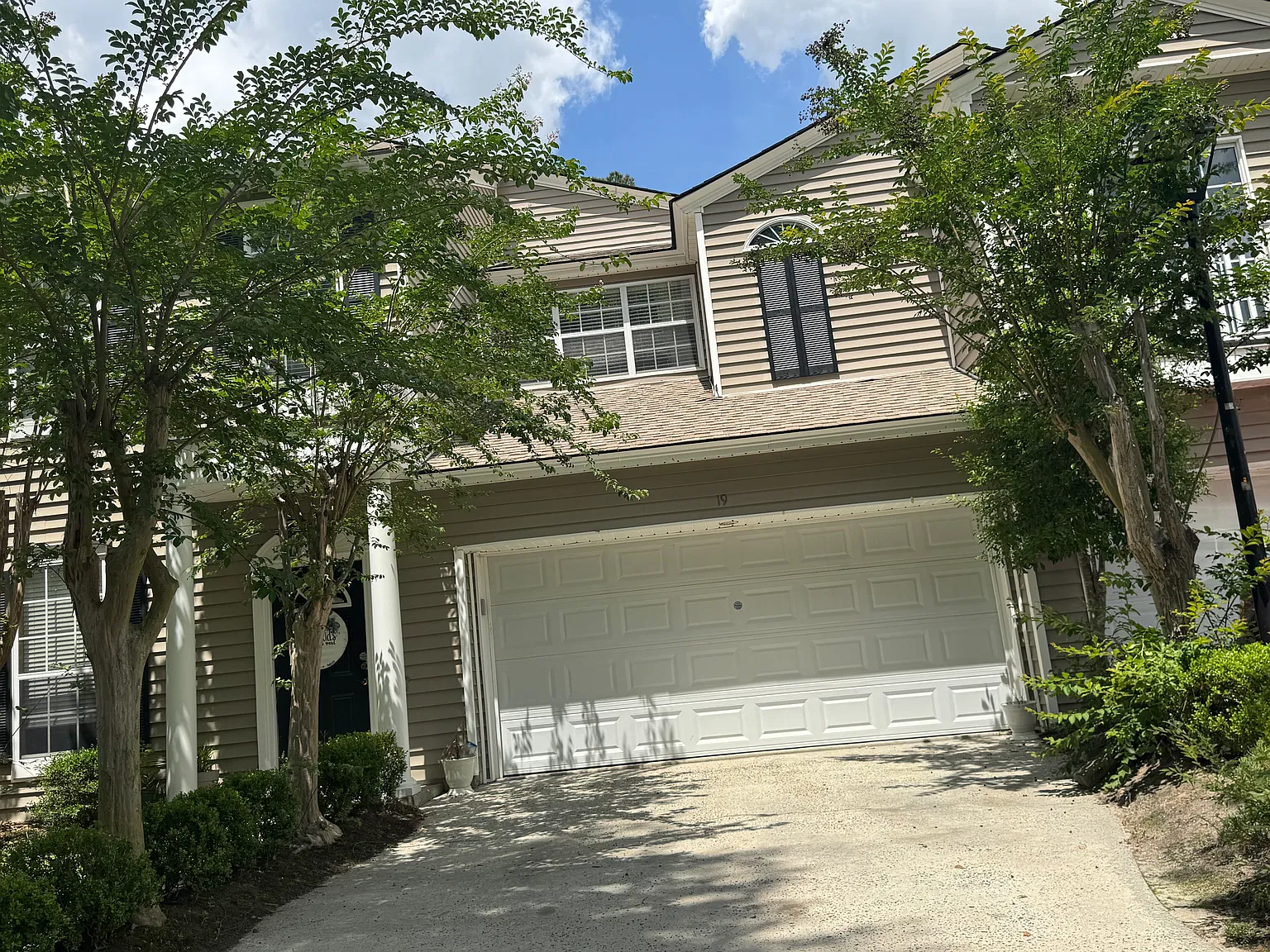 2 bed, 1570 sqft, $2,200 — Photo 1