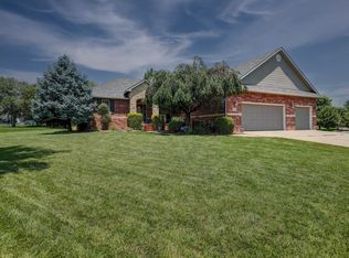 706 Quail Nest Rd, Winfield, KS 67156