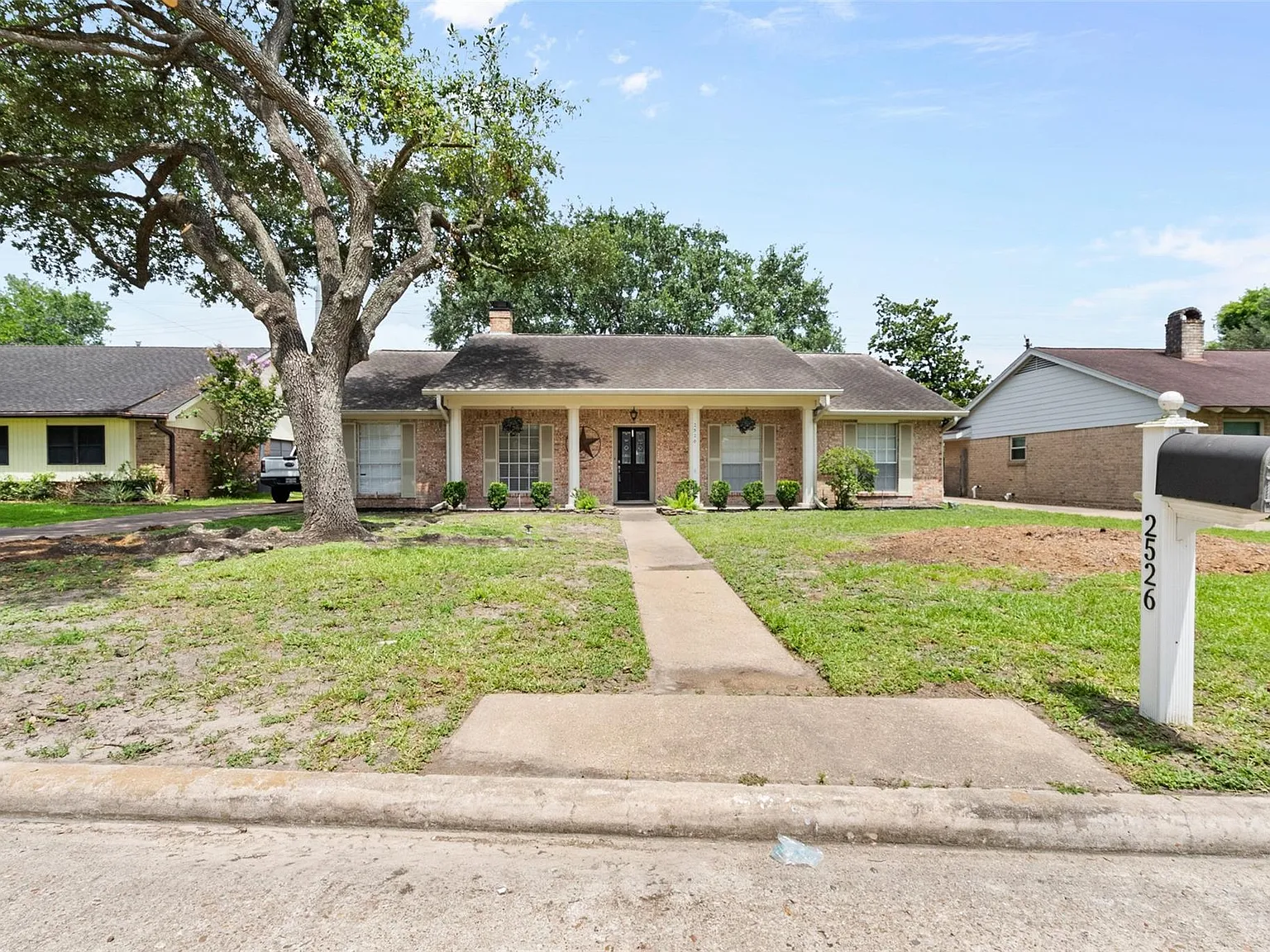 4 bed, 2.0 bath, 2059 sqft, $2,600 — Photo 2