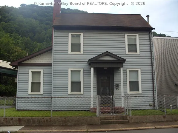 101 5th Ave, Montgomery, WV 25136