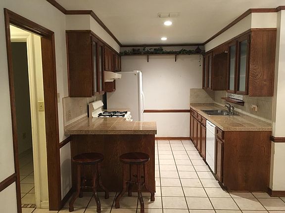 2nd image of 3701 Woodlake Cir