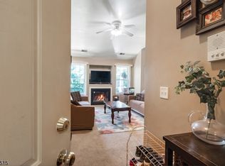694 Honeybrook Cir, Stewartsville, NJ 08886