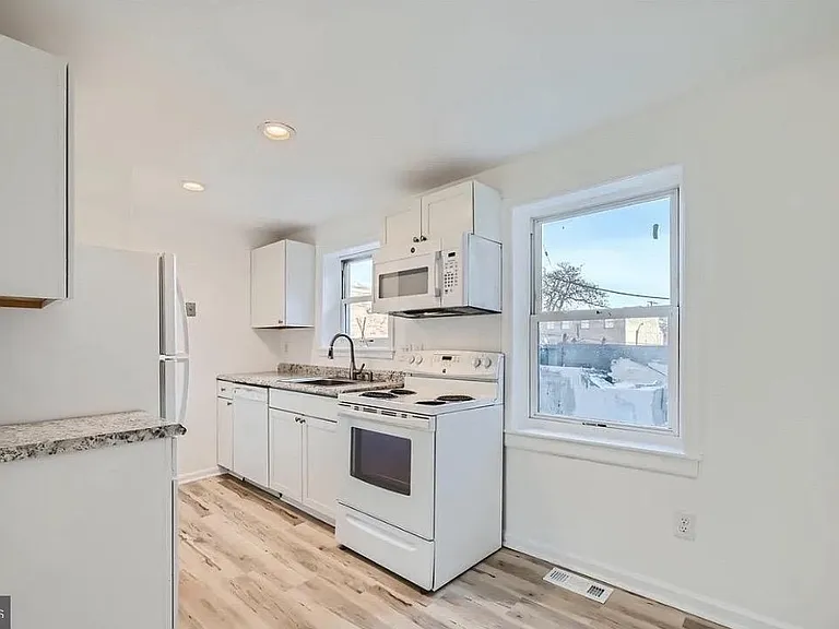 21 S Carrollton Ave — Photo 2