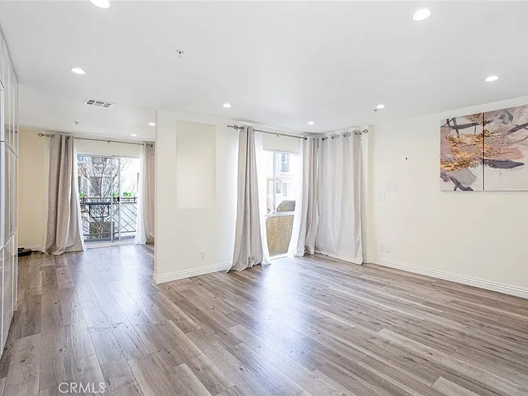110 W Maple St #30 — Photo 11