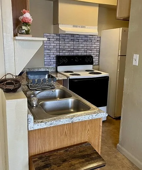 121 General Arnold St NE #B — Photo 4