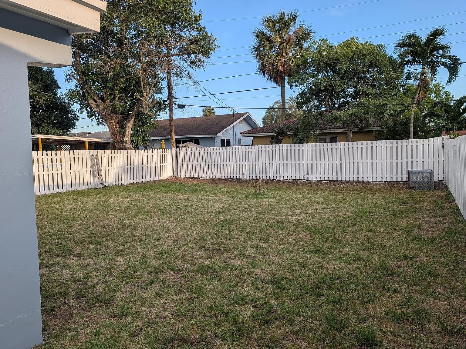 3 bed, 1.0 bath, 864 sqft, $2,350 — Photo 3