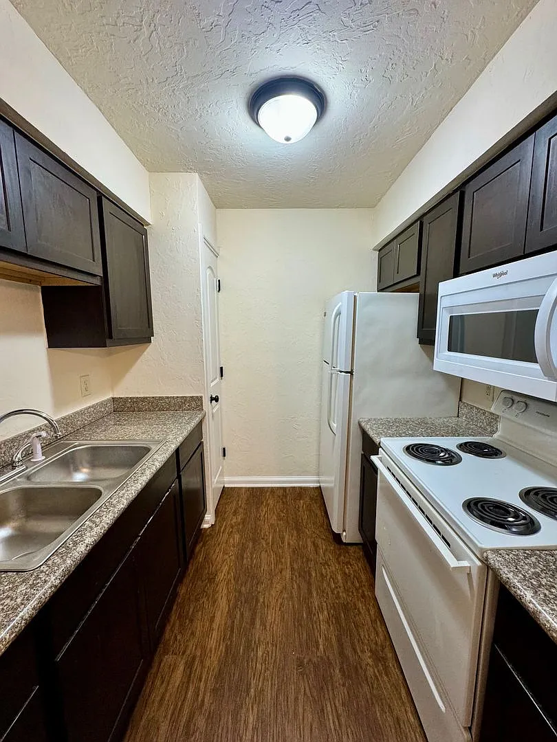 Renaissance Park Apartments — Photo 3