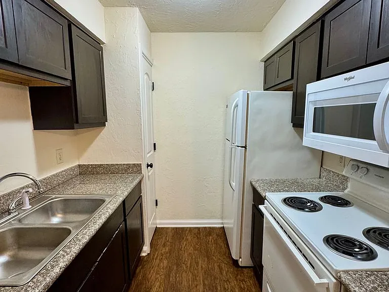 Renaissance Park Apartments — Photo 3
