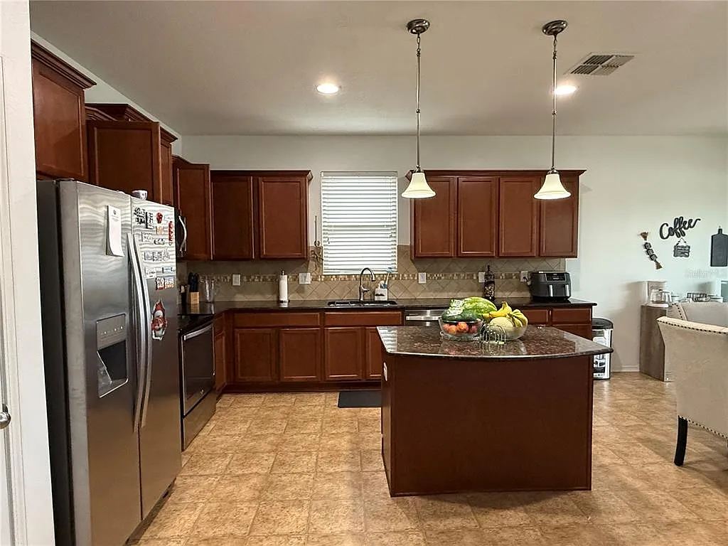 3 bed, 2.0 bath, 1700 sqft, $2,000 — Photo 4