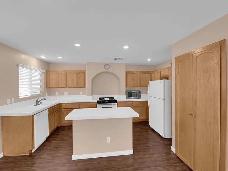 7330 Phlox Rd — Photo 11