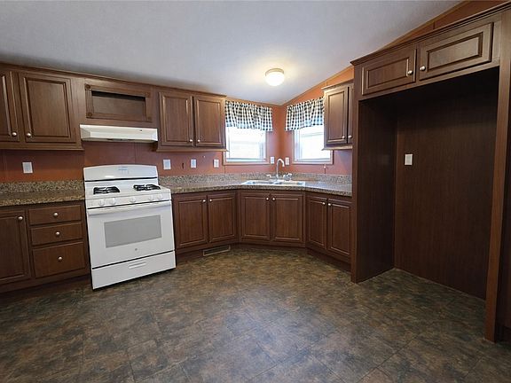 5th image of 42 Sebastian Dr