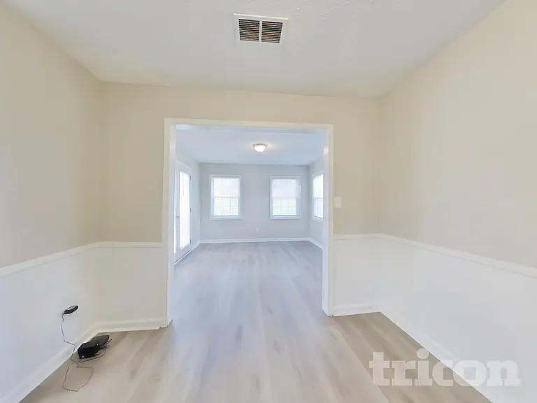 211 Robin Ln — Photo 6
