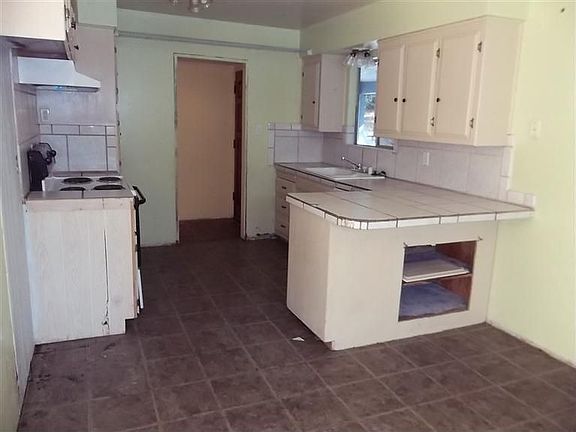 4th image of 695 Crestview Dr