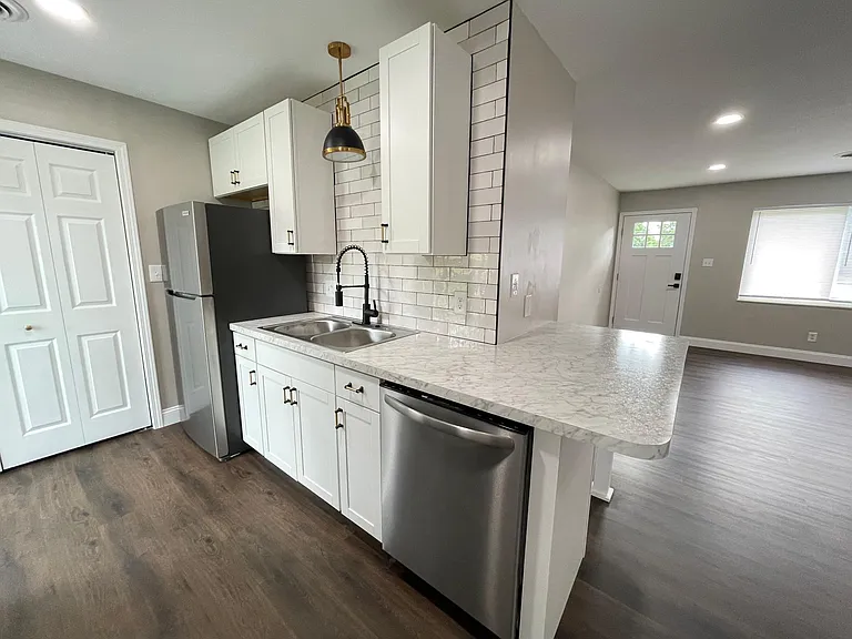 1054 Dalton Ln — Photo 8
