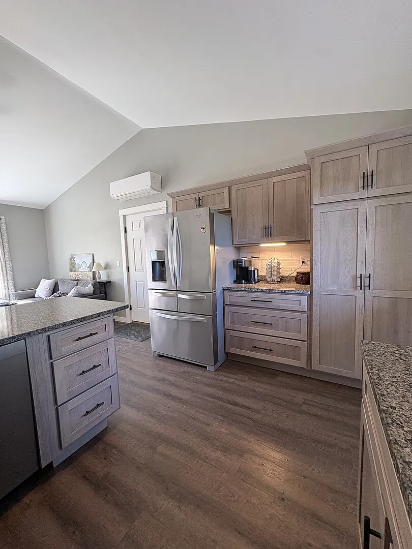 Duplex apartment with attached heated private garage — Photo 3