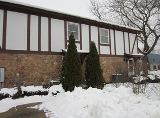 351 Farmingdale Cir, Vernon Hills, IL 60061