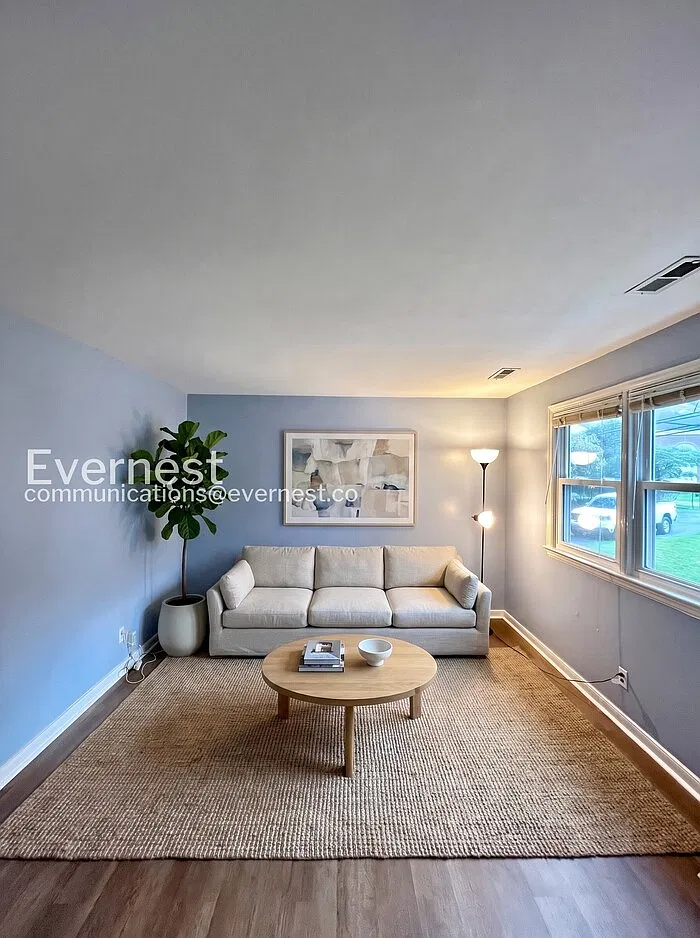 3 bed, 1.0 bath, 950 sqft, $1,745 — Photo 2
