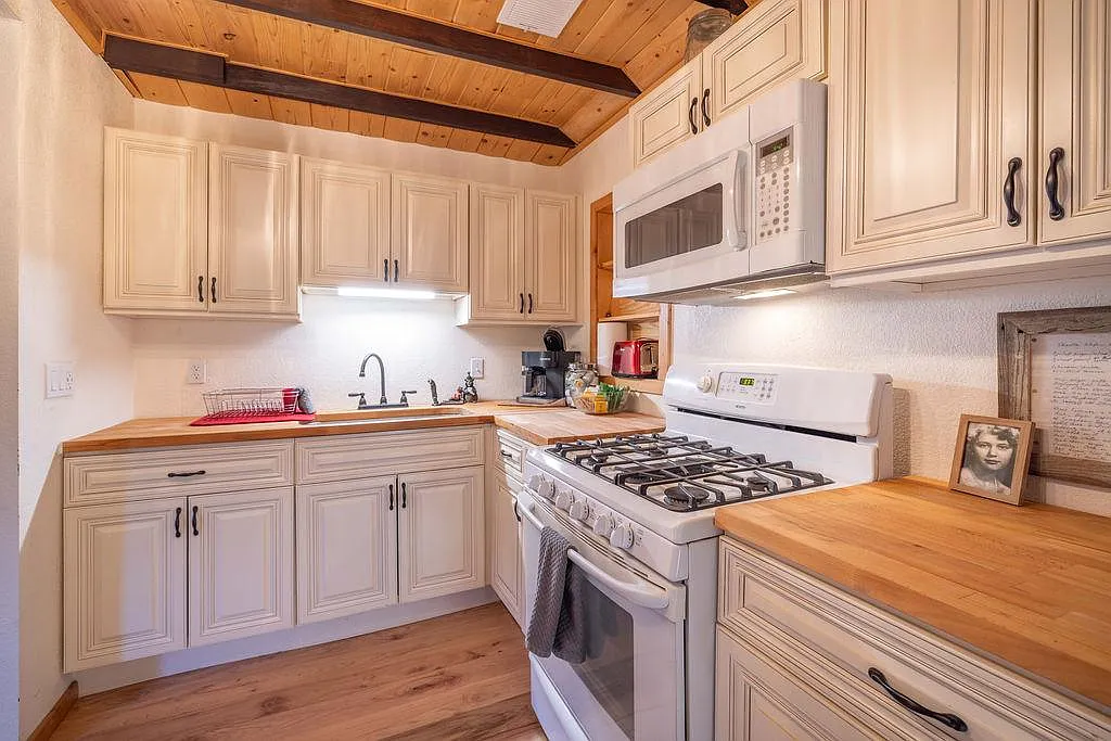 3 bed, 1.5 bath, 1027 sqft, $2,000 — Photo 3