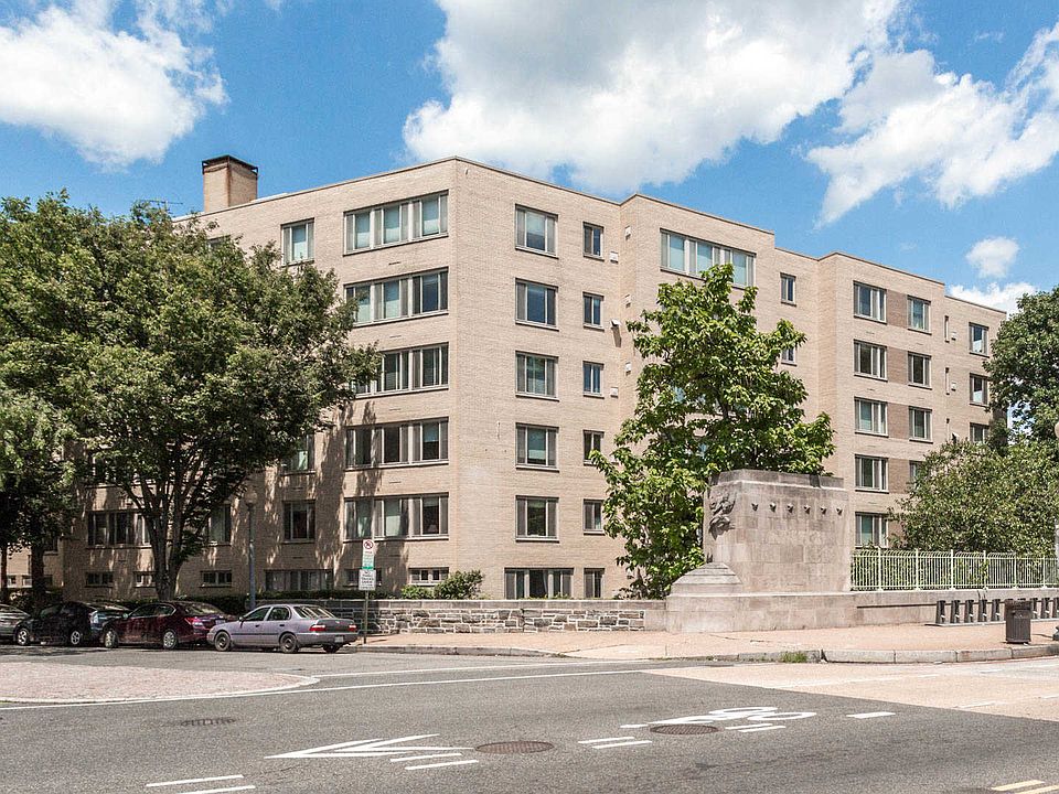 Calvert Woodley Apartments Building