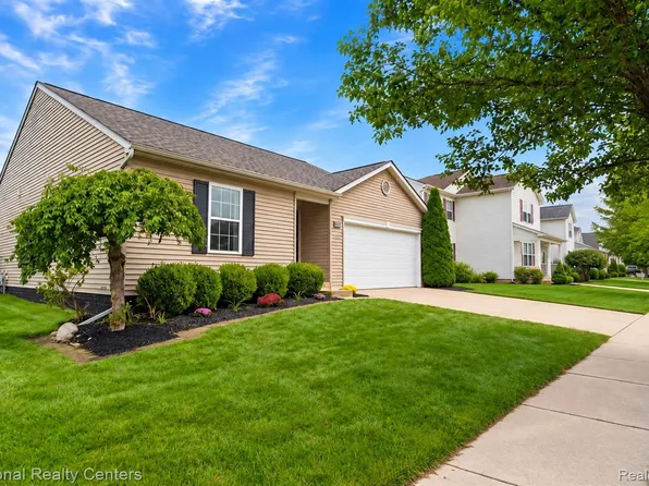 8515 Hawthorn Hl, Dexter, MI 48130