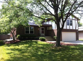 1562 Friars Ct, Wheaton, IL 60189