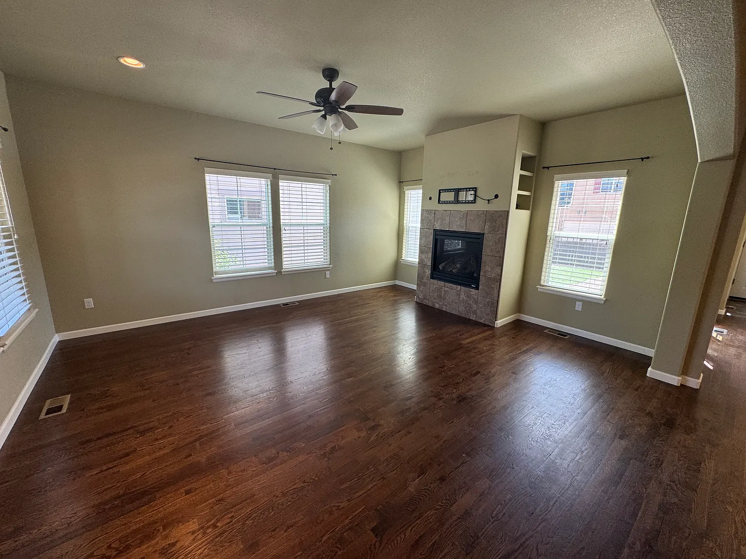 3 bed, 2911 sqft, $3,000 — Photo 3