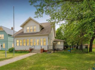 207 W 2nd Ave, Flandreau, SD 57028