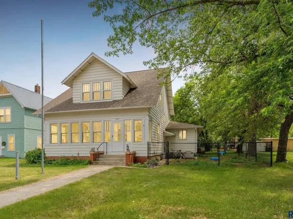 207 W 2nd Ave, Flandreau, SD 57028