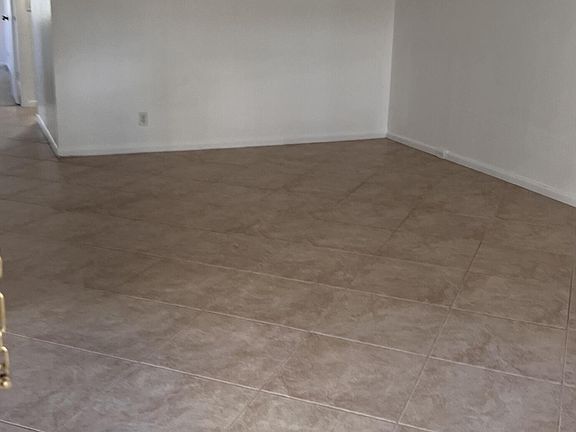 4th image of 304 Mansfield Dr #H