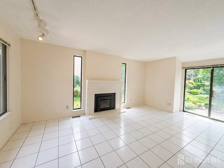 83 Sayre Dr — Photo 6